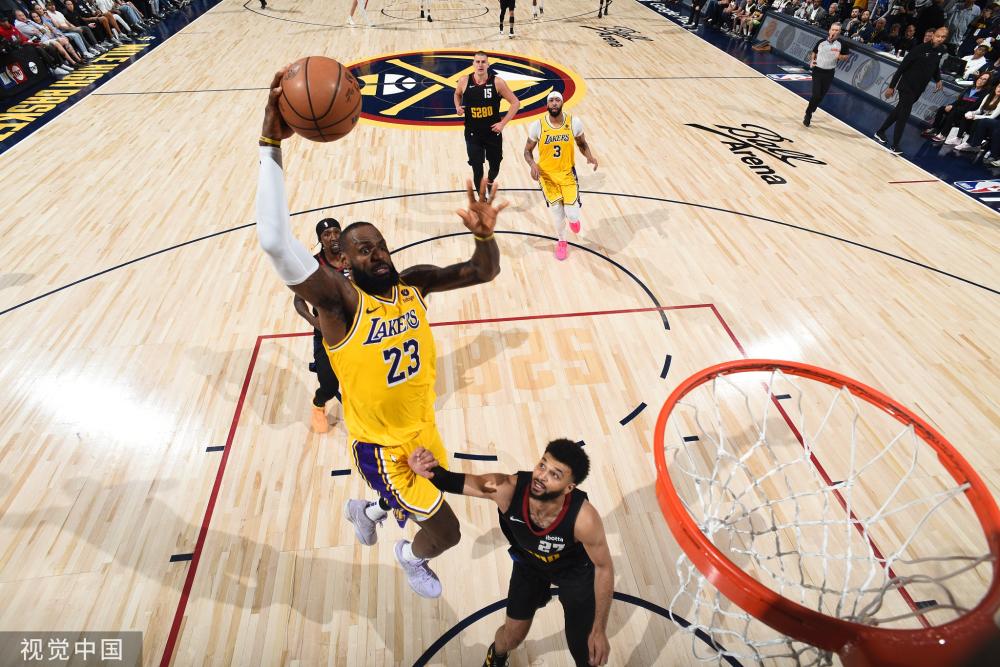 众多球迷身 众多球迷身