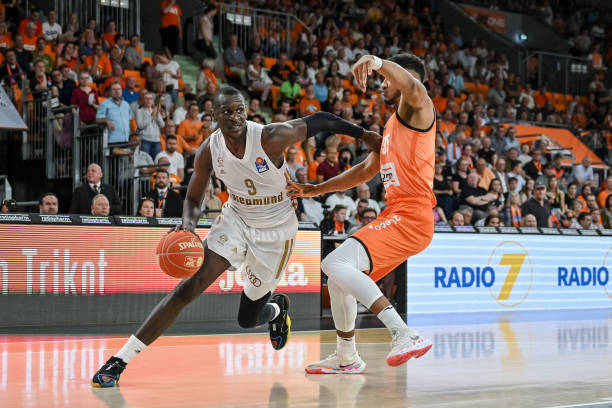 举行进一步 举行进一步