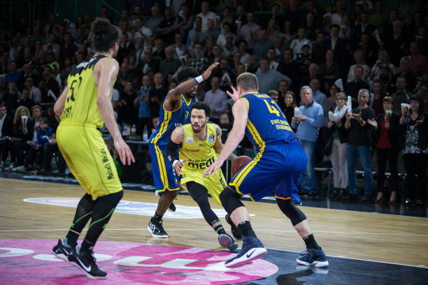 强的防守策 强的防守策